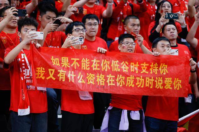 斯诺克上海大师赛：赵心童携手吴宜泽闯入四强